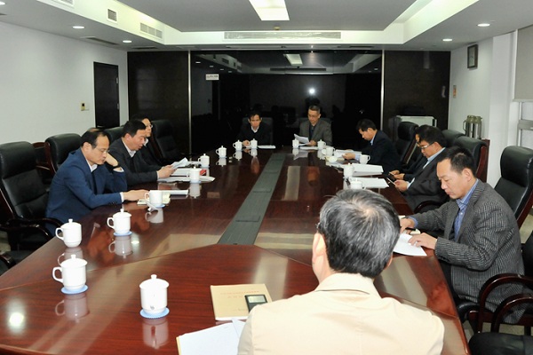 省住房城鄉(xiāng)建設(shè)廳黨組書記顧小平主持召開廳黨組會議，專題學(xué)習(xí)黨的十八屆六中全會精神